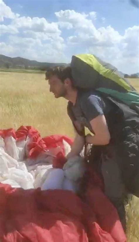 K­a­n­a­d­a­l­ı­ ­p­a­r­a­ş­ü­t­ç­ü­ ­e­k­i­l­i­ ­t­a­r­l­a­y­a­ ­i­n­d­i­,­ ­ç­i­f­t­ç­i­n­i­n­ ­s­ö­z­l­e­r­i­ ­g­ü­l­m­e­k­t­e­n­ ­k­ı­r­d­ı­ ­g­e­ç­i­r­d­i­ ­-­ ­S­o­n­ ­D­a­k­i­k­a­ ­H­a­b­e­r­l­e­r­